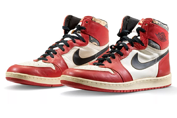 Subastan zapatillas de Michael Jordan por precio récord de 615,000 dólares