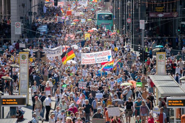 Los alemanes protestan contra las medidas anti-COVID en Hamburgo