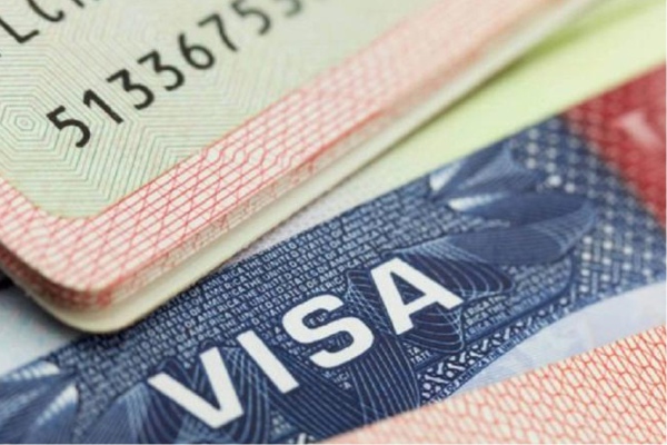 Estados Unidos reanuda trámites de visas pero continúan restricciones en la frontera
