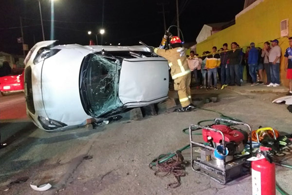 Vuelca su auto tras conducir ebrio y a exceso de velocidad