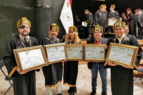 Entregan doctorado honoris causa a reporteros de la “mañanera”