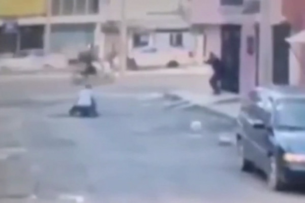 Asaltante toma a mujer como rehén ante respuesta policiaca