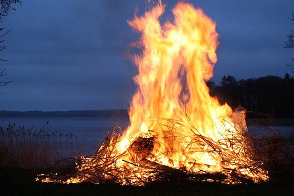 Modelo se prende fuego tras pelea con su pareja