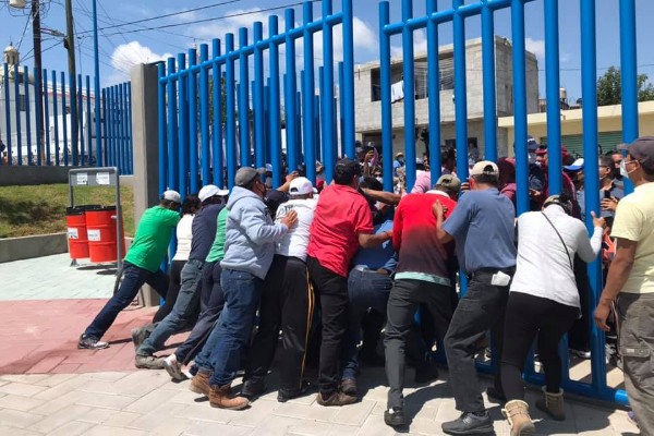 En Texmelucan, golpeadores atacan a mujeres y niños en entrega de obra