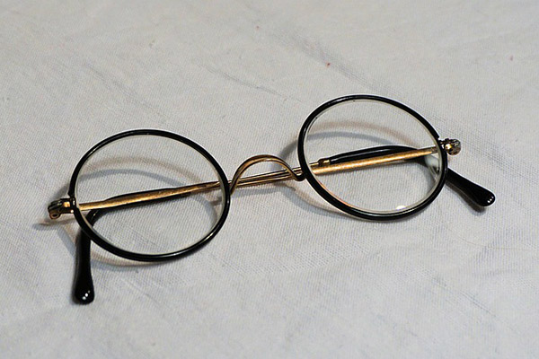 Subastan por 340,000 dólares las gafas de Mahatma Gandhi