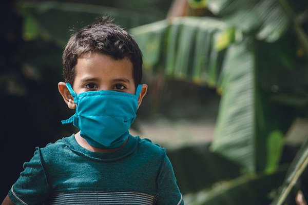 ¿Los niños deben usar cubrebocas? Esto recomienda la OMS