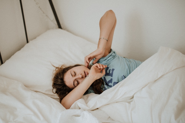 Los riesgos que esconde dormir demasiadas horas y descansar pocas