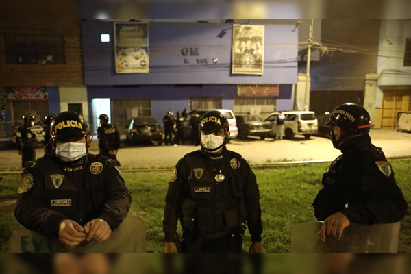 Detenidos por fiesta ilegal en Perú dan positivo a prueba de COVID-19