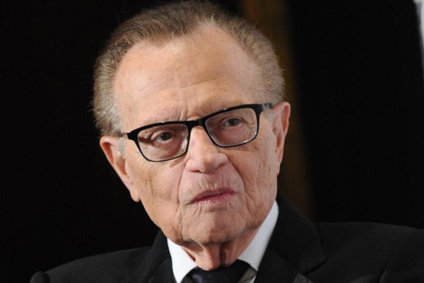 "Ningún padre debería enterrar a sus hijos", dice Larry King tras perder a dos de sus hijos