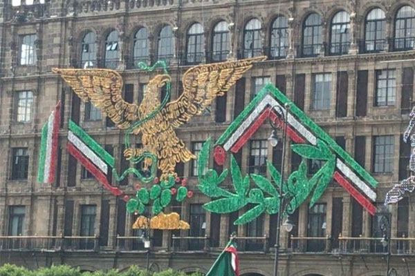 Critican a gobierno de AMLO por modificar Escudo Nacional para adornos patrios