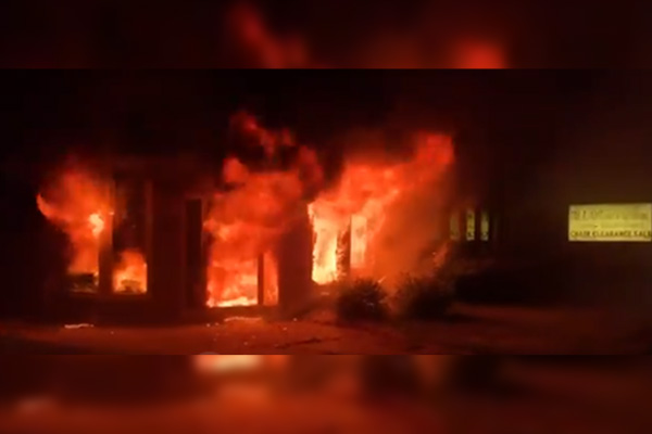 Protesta por abuso policiaco en Wisconsin provoca disturbios e incendios