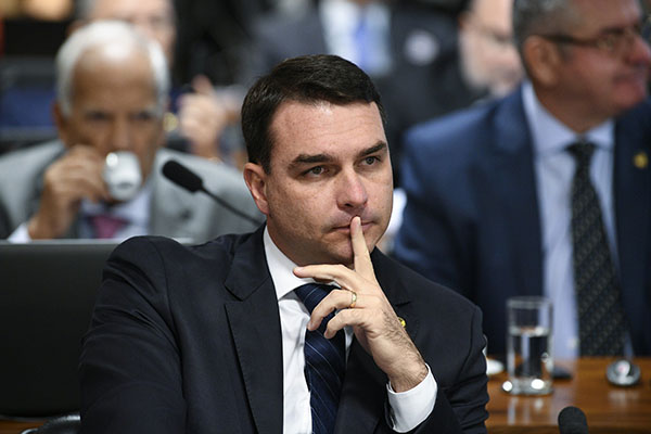 Uno de los hijos de Bolsonaro da positivo al COVID-19