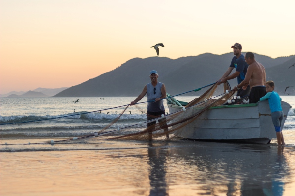 Un pescador se sorprende al atrapar un pez de apariencia fantástica