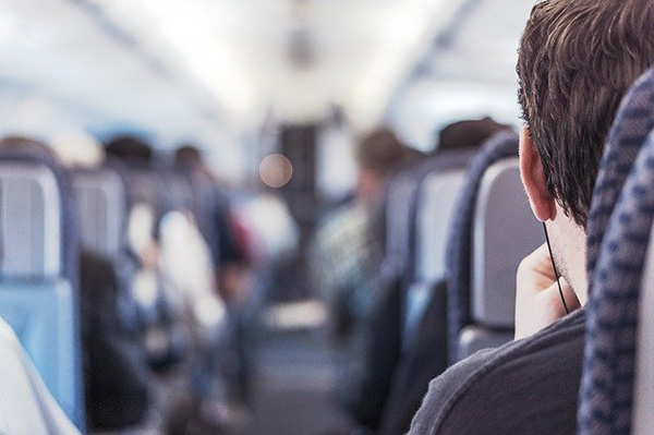 Un hombre con COVID-19 es evacuado de un avión lleno de pasajeros