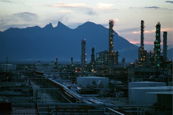 A pesar de controversia por impacto climático, AMLO no cerrará refinería de Cadereyta