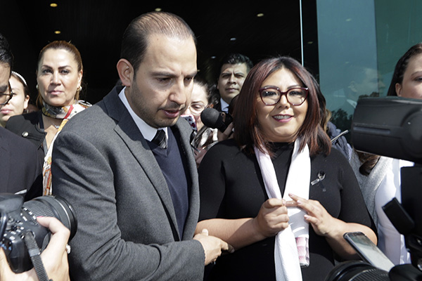 Genoveva crece ante la debilidad de Cortés