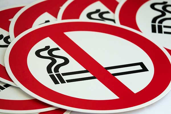 Madrid ratifica prohibición de fumar en la calle y el cierre del ocio nocturno
