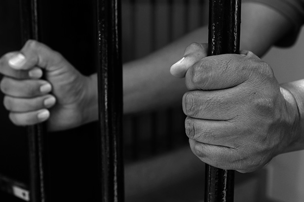 Tras las rejas padres de Yaz; investigan muerte de su hermana