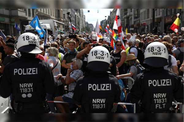 Hay 300 detenidos tras protestas por medidas anticoronavirus en Berlín