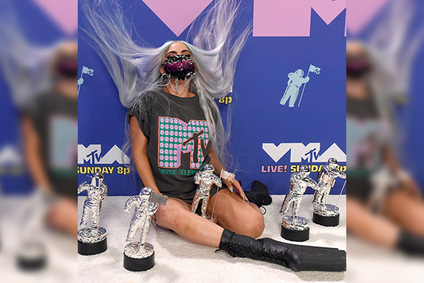 ¿Indirecta para Miguel Bosé? Lady Gaga defiende el uso del cubrebocas en los VMA 2020
