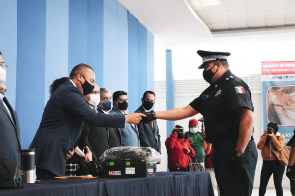 Guillermo Velázquez entrega estímulos y equipo a policías de Atlixco