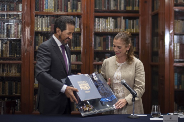 Gutiérrez Müller refrenda su compromiso por la universidad libre, autónoma, laica, gratuita y de calidad