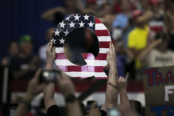 Por qué se ha propagado más el movimiento QAnon en Latinoamérica