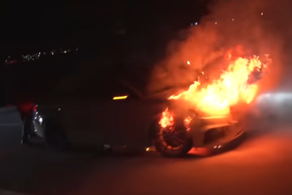 Un auto se incendia y se queda sin frenos a más de 200 km/h