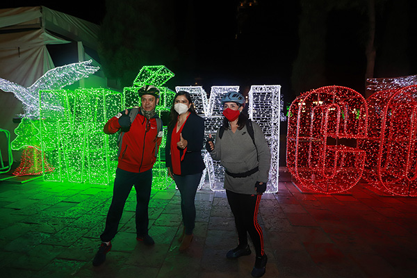 1,700 adornos patrios iluminan las calles de Puebla
