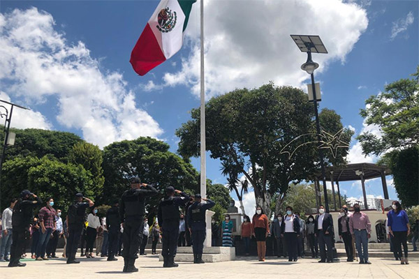 Encabeza edil de Amozoc ceremonia por mes patrio
