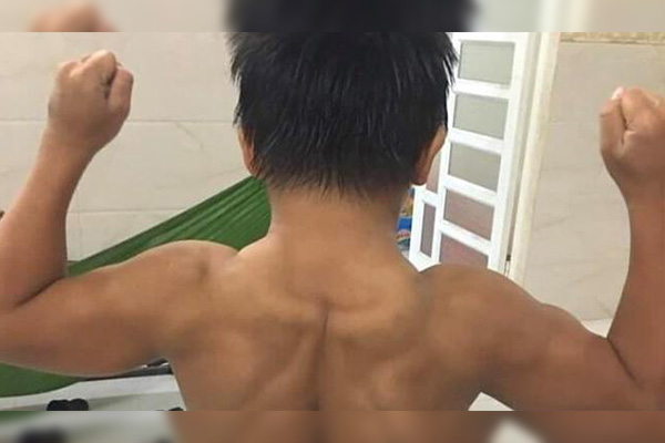 Niño de 10 años sorprende por su desarrollada musculatura