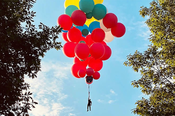 Ilusionista David Blaine sobrevuela el río Hudson con 52 globos