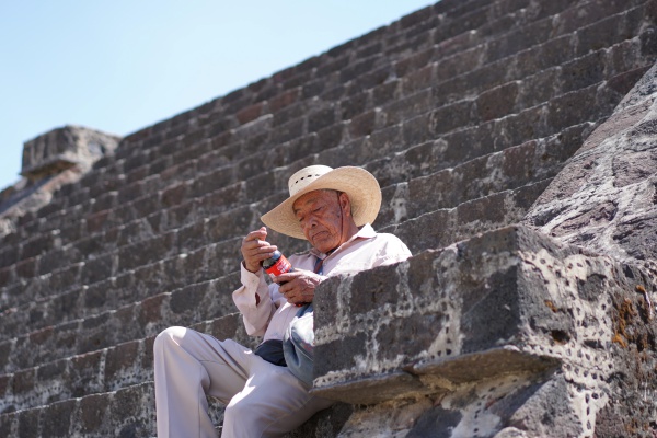 Morena propone aumentar 400% impuesto a refrescos, AMLO muestra su desacuerdo