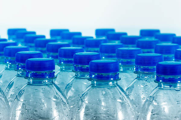 Agua embotellada representa un riesgo para el consumo humano
