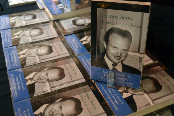Enrique Serna presenta su libro “El vendedor de silencio” en la Fenali BUAP