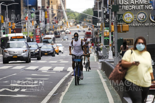 Un auto embiste contra manifestantes de BLM en Nueva York