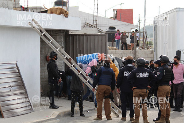 Desalojan a 3 familias de sus casas en Constitución Mexicana