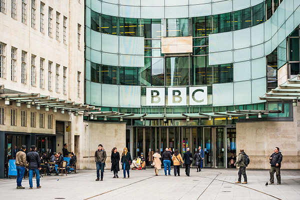 BBC busca recuperar la imparcialidad prohibiendo a periodistas opinar en redes sociales