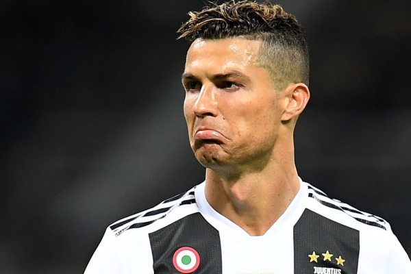 Ronaldo recibe una llamada de atención por no usar su cubrebocas