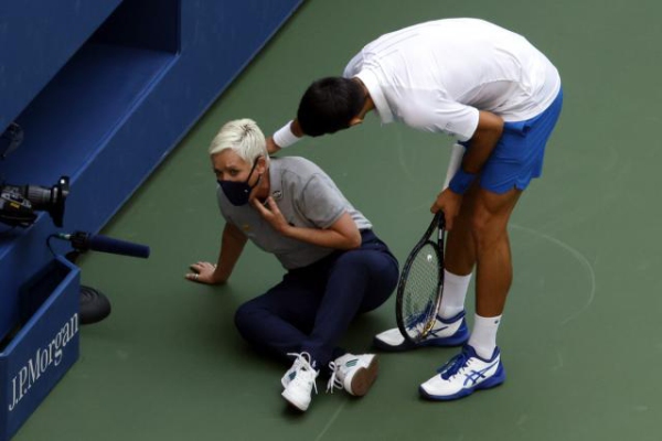 Descalifican a Novak Djokovic del US Open por pelotazo a una jueza