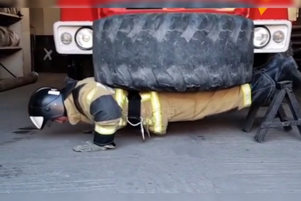 Un bombero conquista las redes con su impresionante fuerza