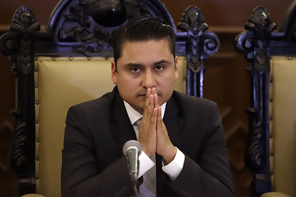 Exfuncionario extorsionador apoyaba a Eduardo Rivera, acusa regidor