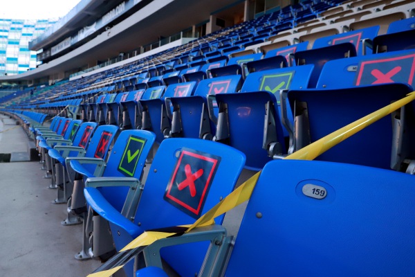 Regreso de aficionados a los estadios, una pésima idea