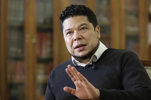Biestro lanza su estrategia: contraste con el pasado