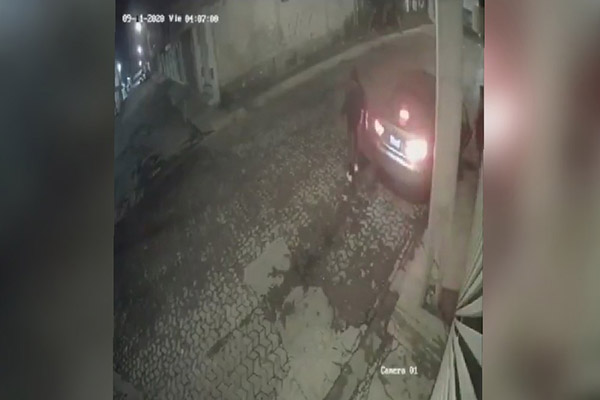 Delincuentes atropellan a una mujer durante robo de vehículo