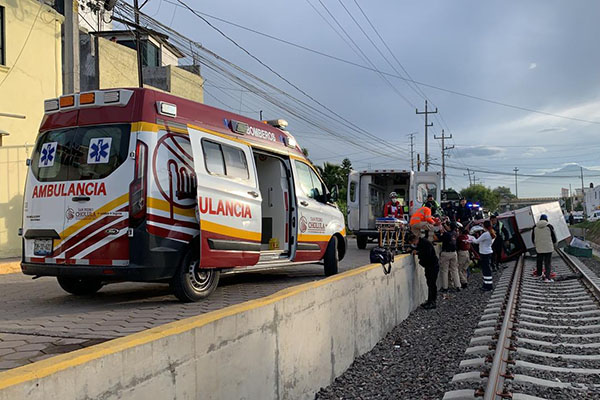 Se salva de ser asaltado, pero vuelca sobre las vías del tren
