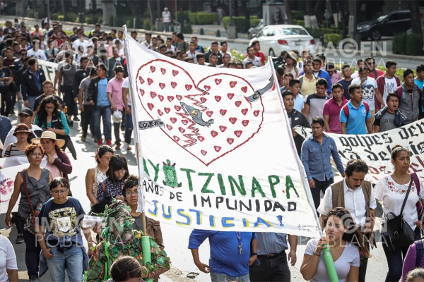AMLO presenta nueva investigación a familias de los 43 desaparecidos