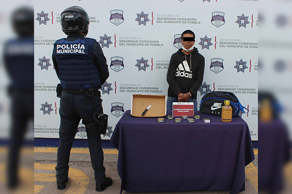 Se llevaba cigarros y alcohol de un Oxxo; ya está detenido