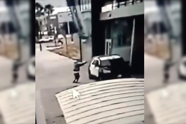 Captan en video ataque de encapuchado contra policías en Los Ángeles