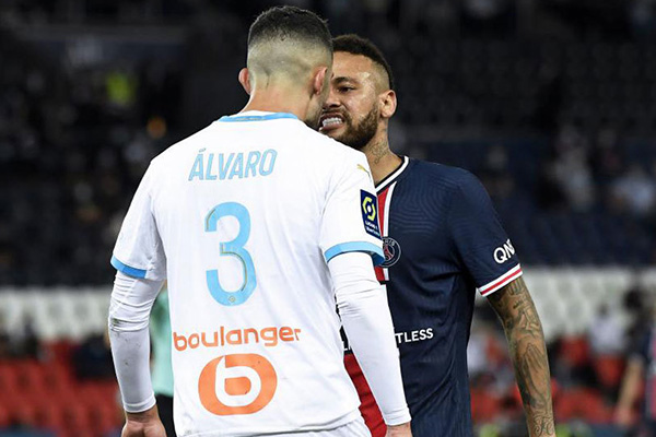 Clásico del futbol francés termina con cinco expulsados, golpes y escupitajos